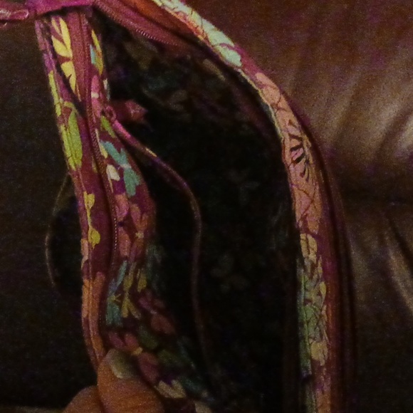 GREAT CONDITION VERA BRADLEY PURPLE FLORAL CROSSBODY BAG W/4 ZIPPER POCKETS - Picture 8 of 11